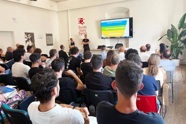 Presentazione della nuova definizione aziendale e del logo Alilaser Integrated Metal Solutions durante l'evento di rebranding curato da Piccolo Teatro Digitale.